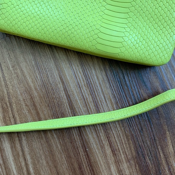 Elaine Turner yellow crossbody with mirror - Picture 12 of 13